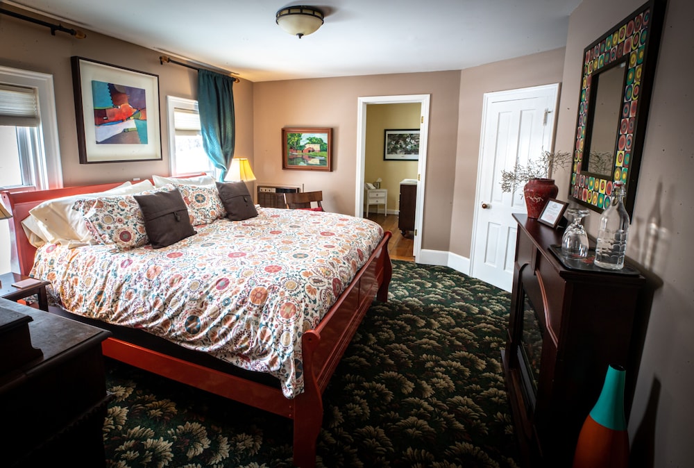 Deluxe, King Bed, Twin Oaks Inn 2/3