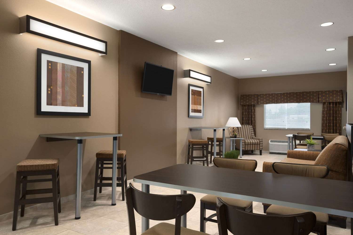 Sonesta Essential Fairmont 5/10