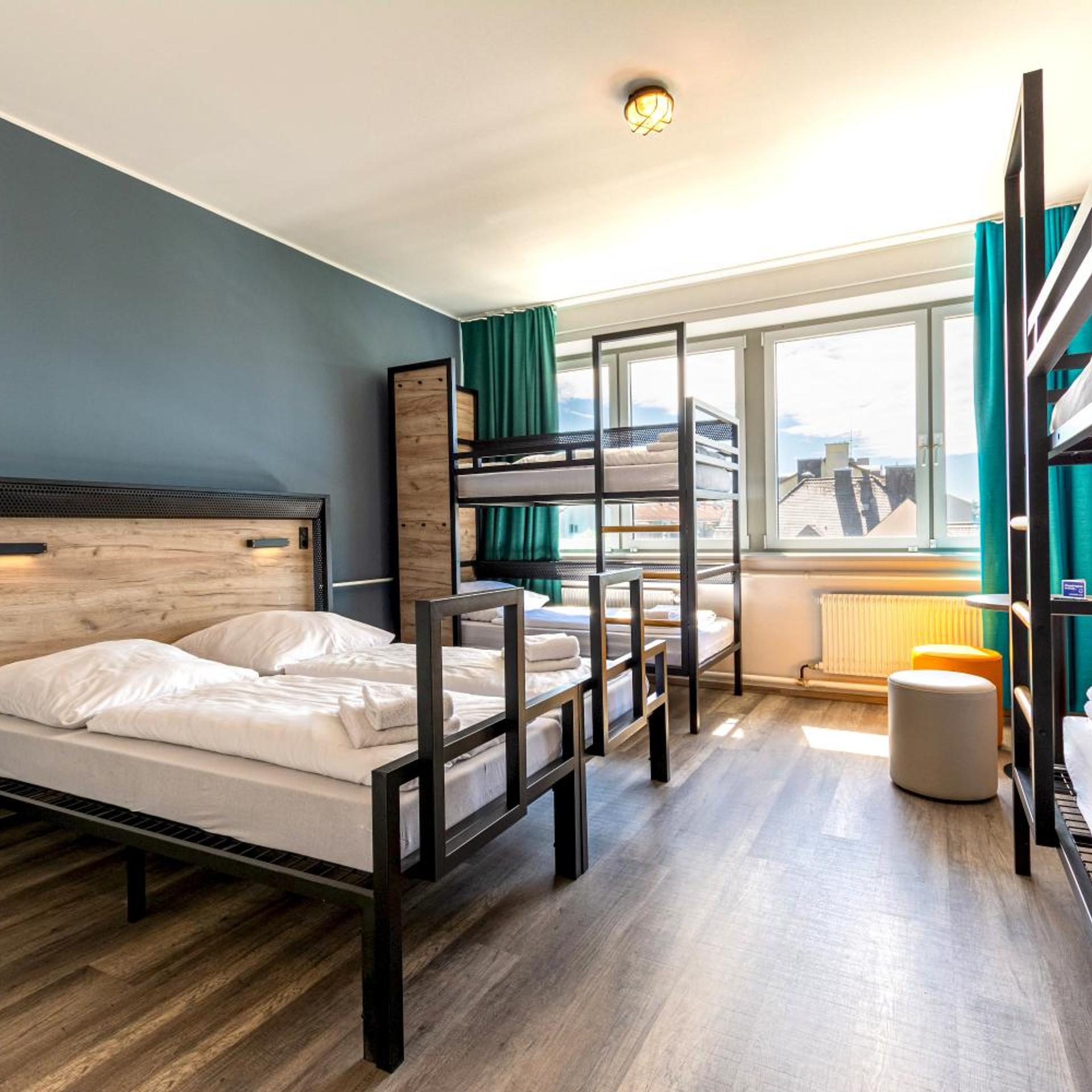 ROOM, 6 BEDS