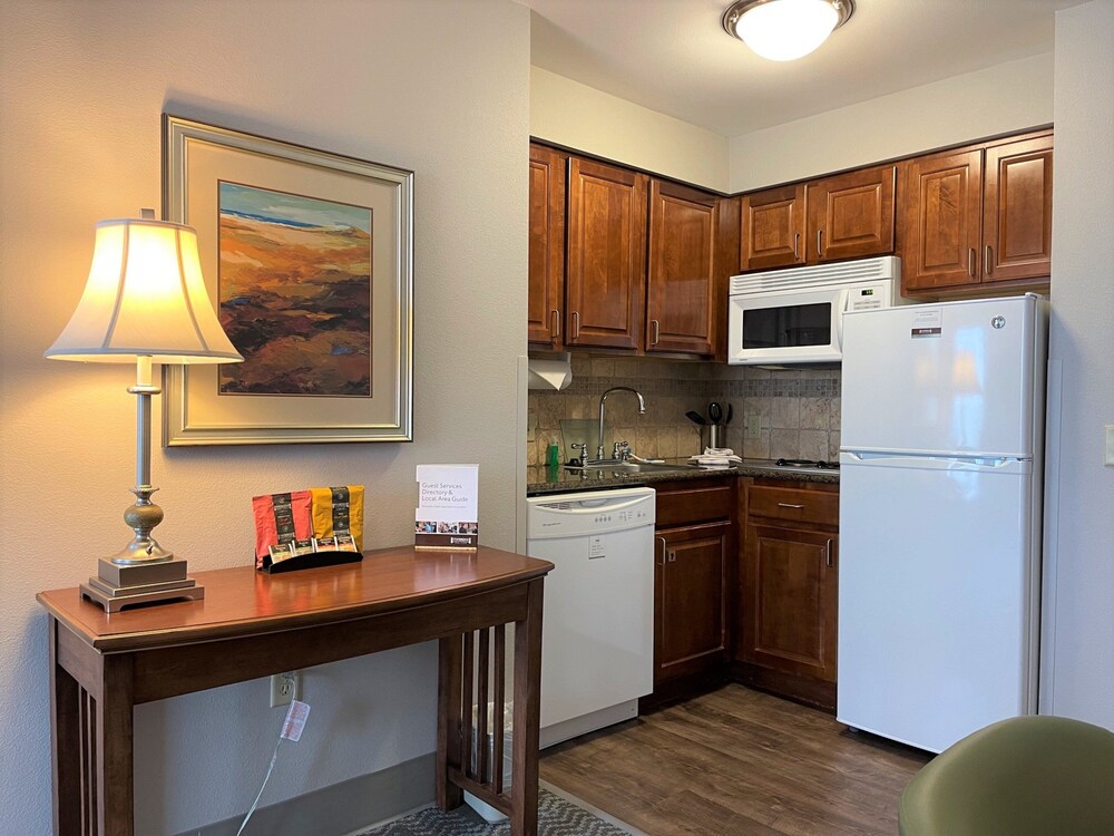 Staybridge Suites Milwaukee West-Oconomowoc 56/73