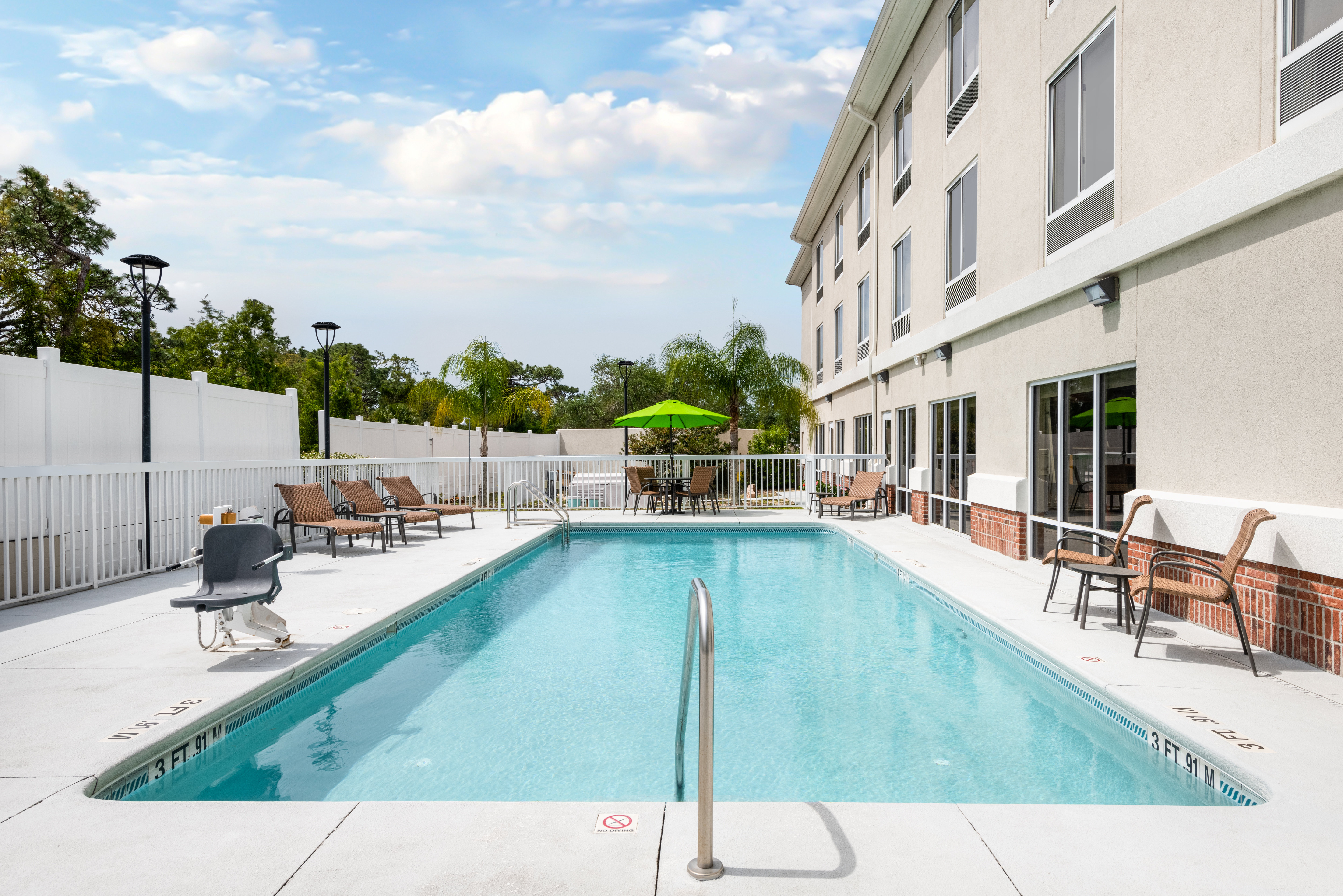 Holiday Inn Express Hotel & Suites Spring Hill 68/69