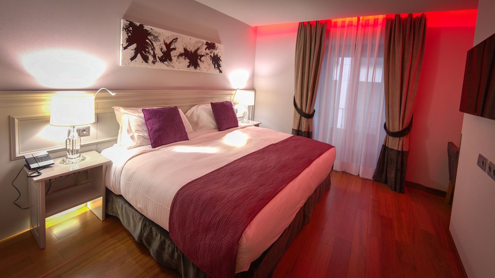 PLUS, PREMIUM, KING BED, CITY VIEW