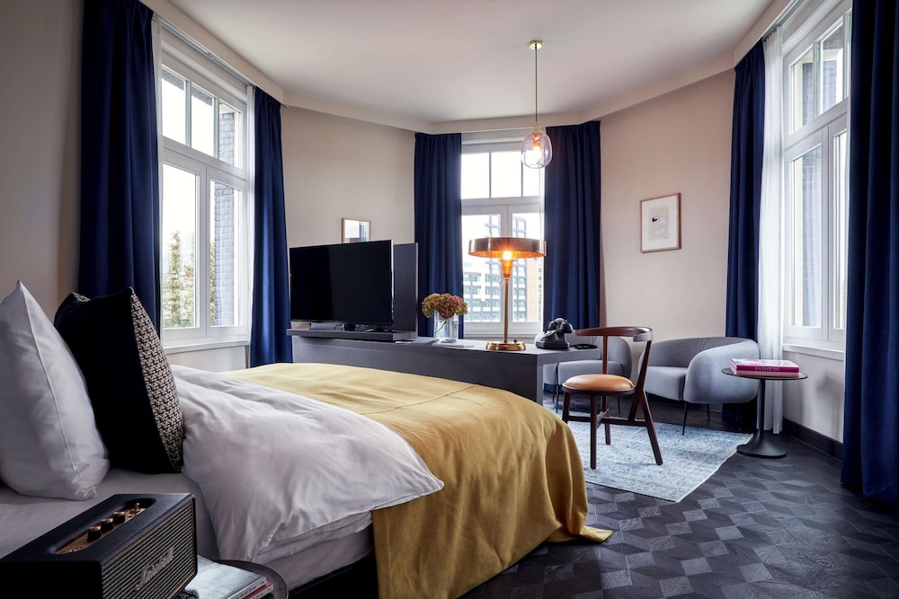 JUNIOR SUITE, KING BED