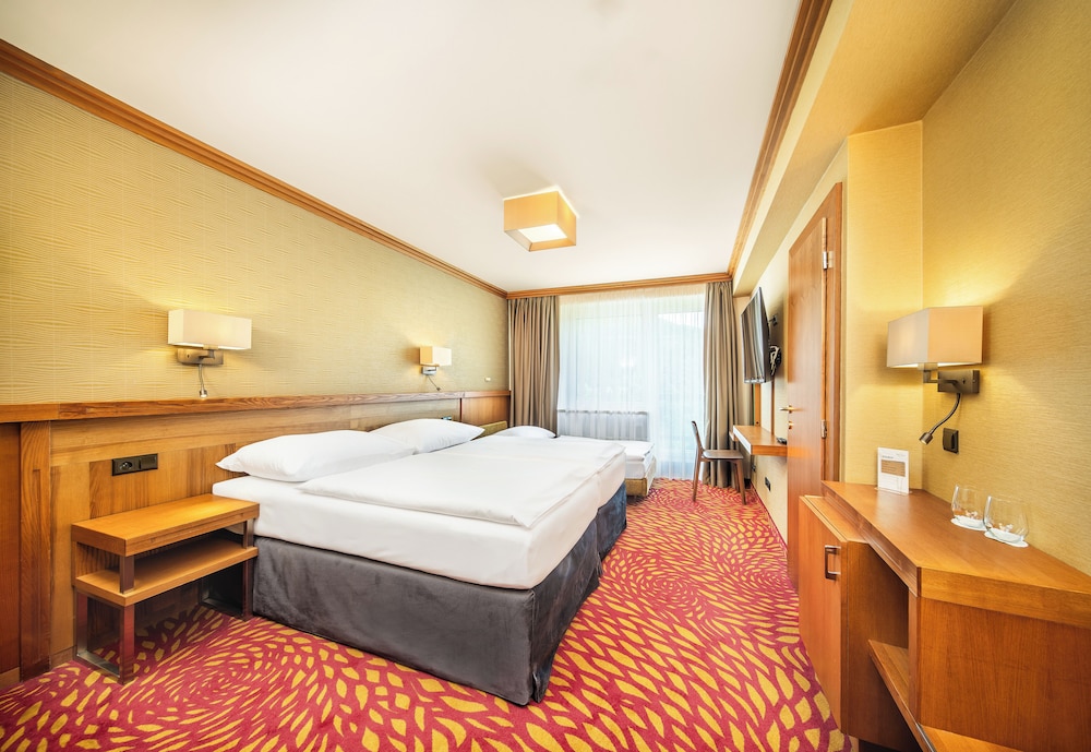 Superior, Queen Bed, Slope View