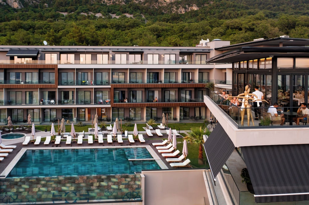 Royal Blue Resort & Residences 5/50