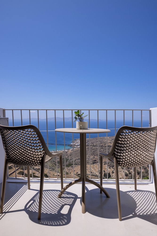 Living Theros Luxury Suites 35/50