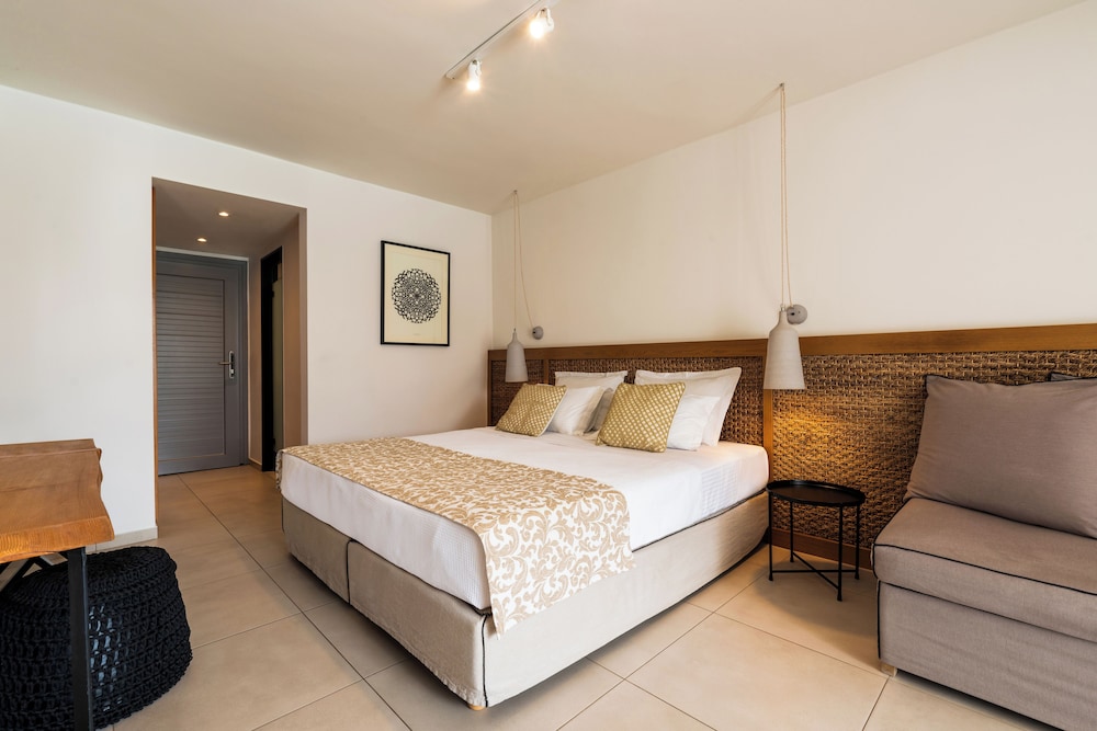 Superior, Bungalow, Queen Bed, Garden and Pool View, 2 Sofa