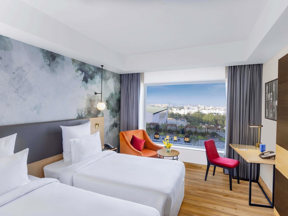 EXECUTIVE, TWIN BEDS, POOL SIDE