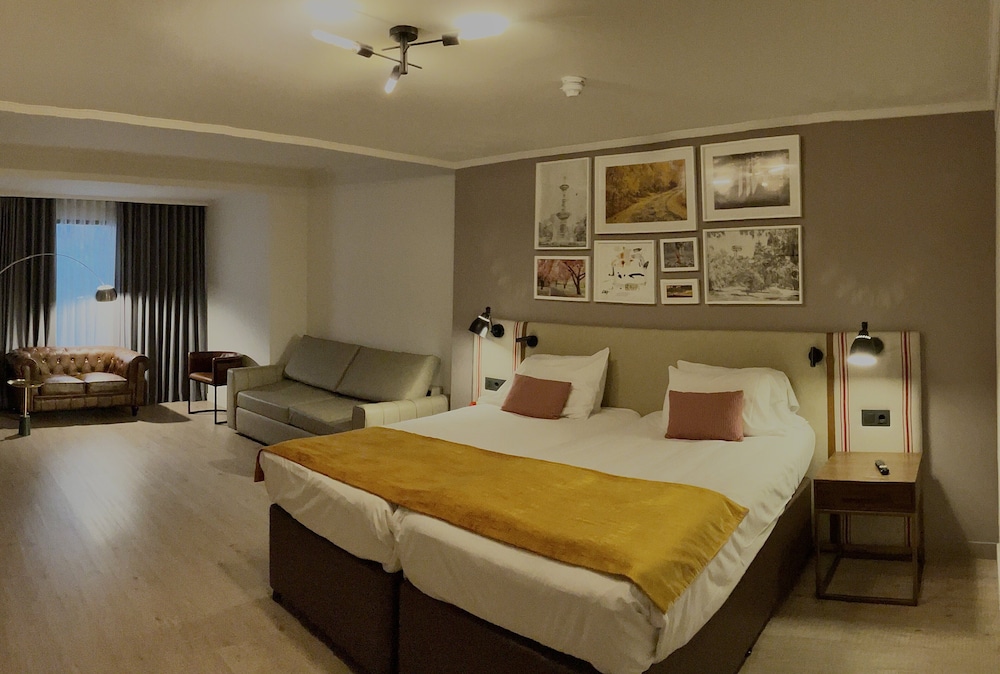 suite, multiple beds