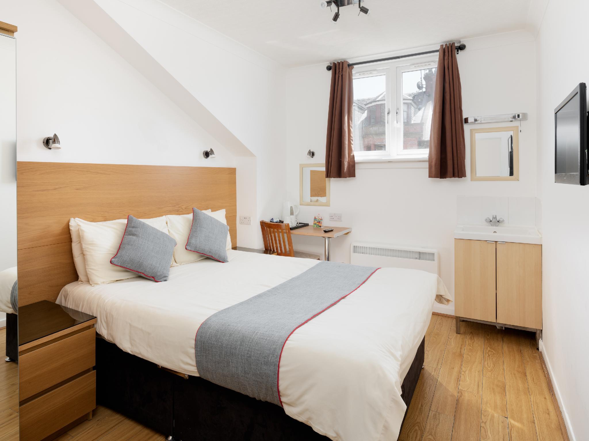 ROOM, DOUBLE BED, SHARED BATHROOM