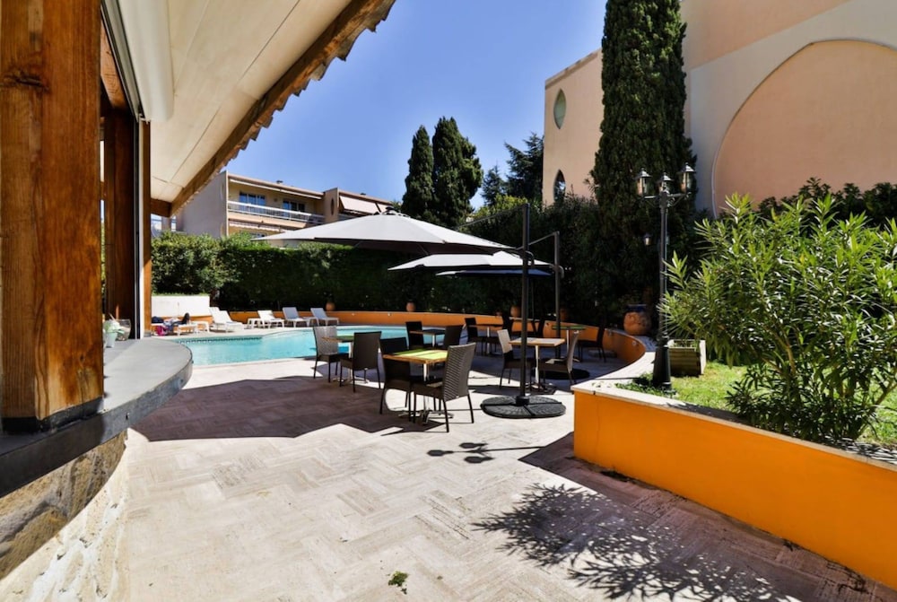 HOTEL DE LA MER 43/50