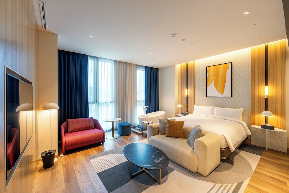 Suite, King Bed, Sofa