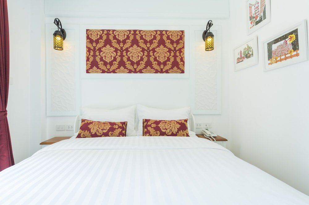 White Ivory Bed Breakfast 12/25
