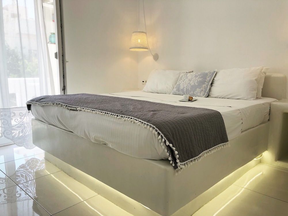 DELUXE, DOUBLE OR TWIN BED, CITY VIEW