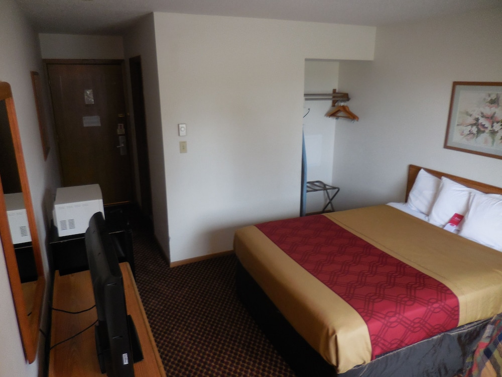 Travelodge by Wyndham Escanaba 9/46