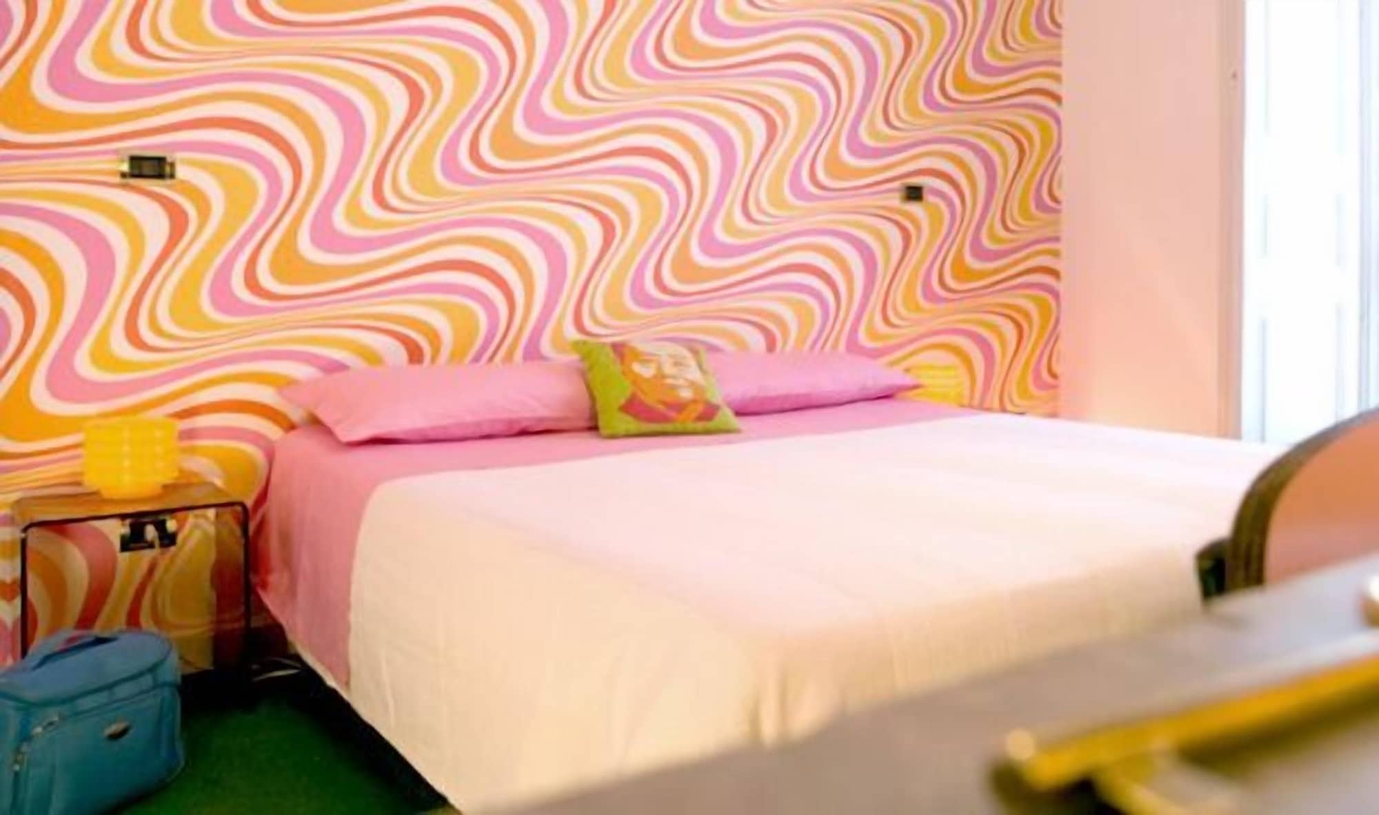 ROOM, DOUBLE BED, EXTERNAL BATHROOM