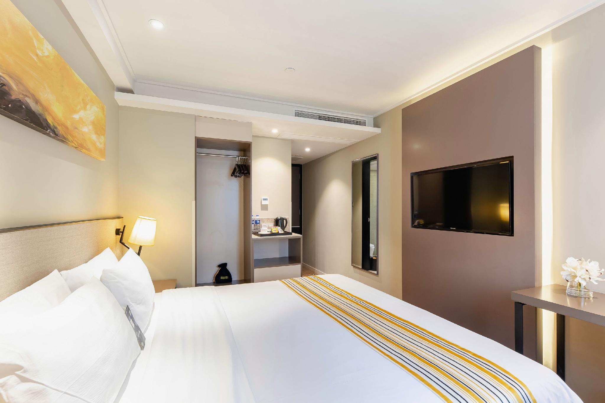 Home Inn Plus (Shanghai Hongqiao Road Metro Station) 16/42