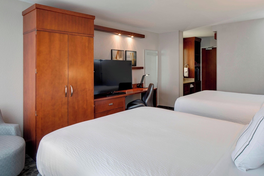 غرفة بسريرين كوين في طابق مرتفع، COURTYARD BY MARRIOTT LOGAN AIRPORT 2/3