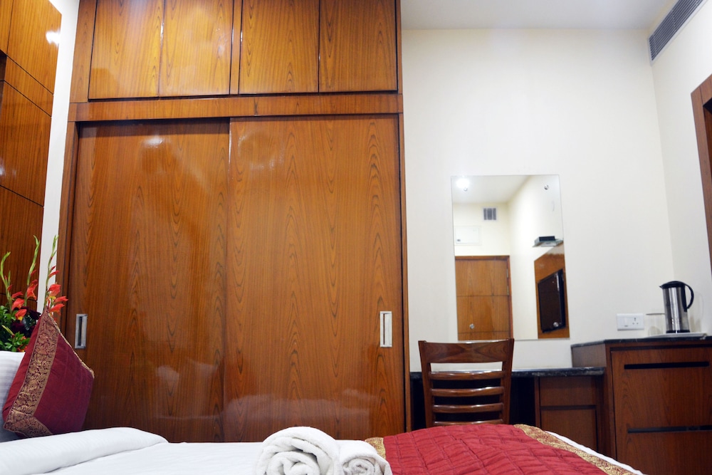TRINITY CORPORATE SUITES 24/43