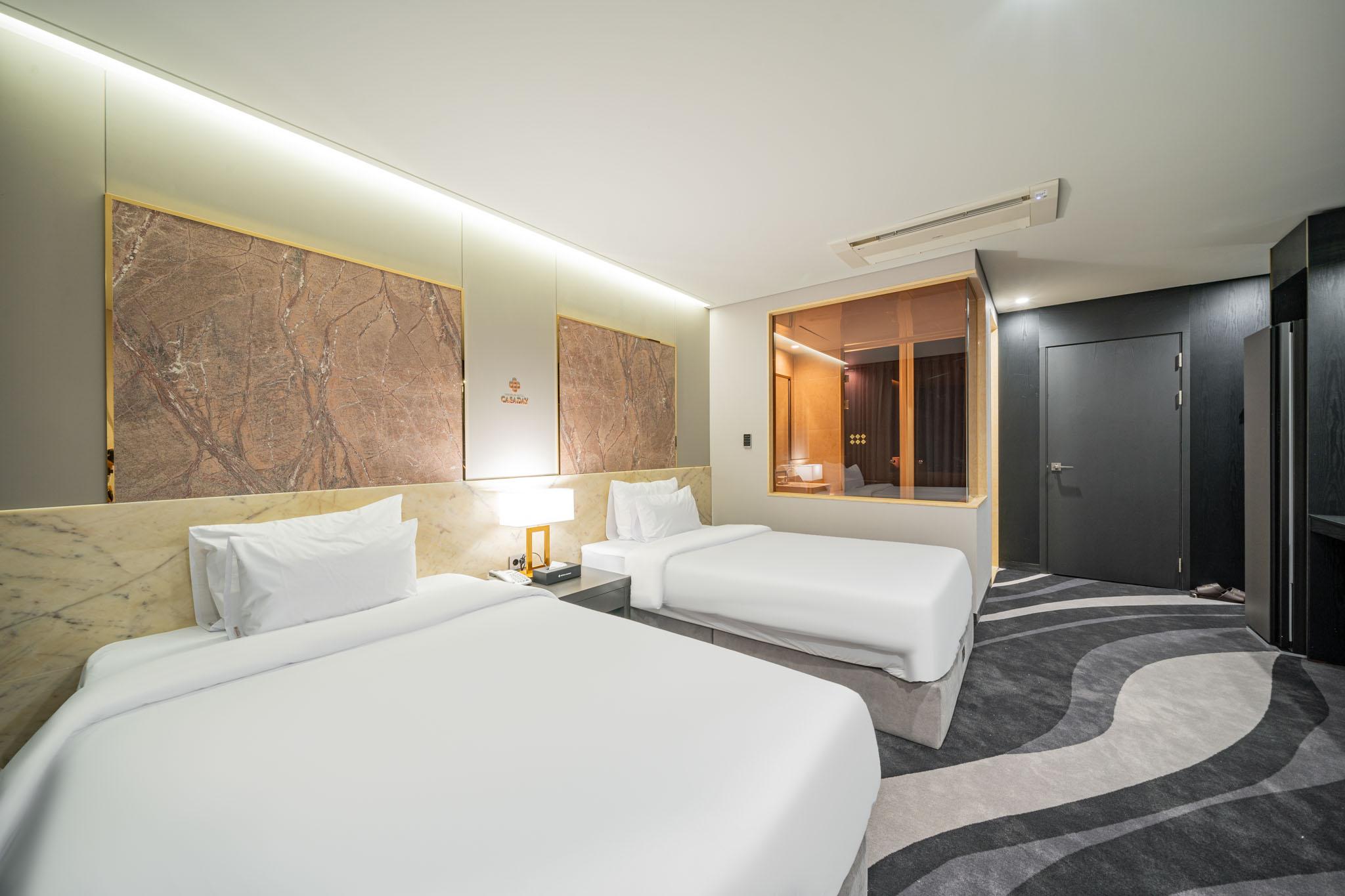 Room, Twin Beds, Bathtub