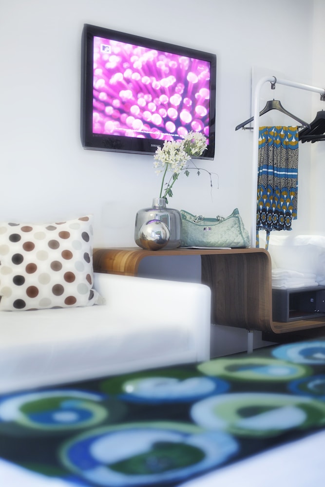 Q Hotel 1/50
