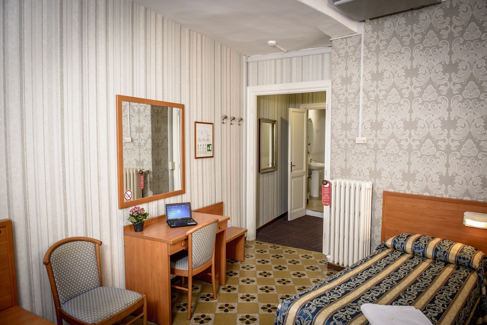 Hotel Emmaus 5/35