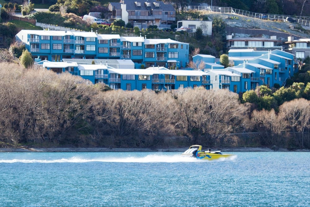SPINNAKER BAY APARTMENTS 60/68