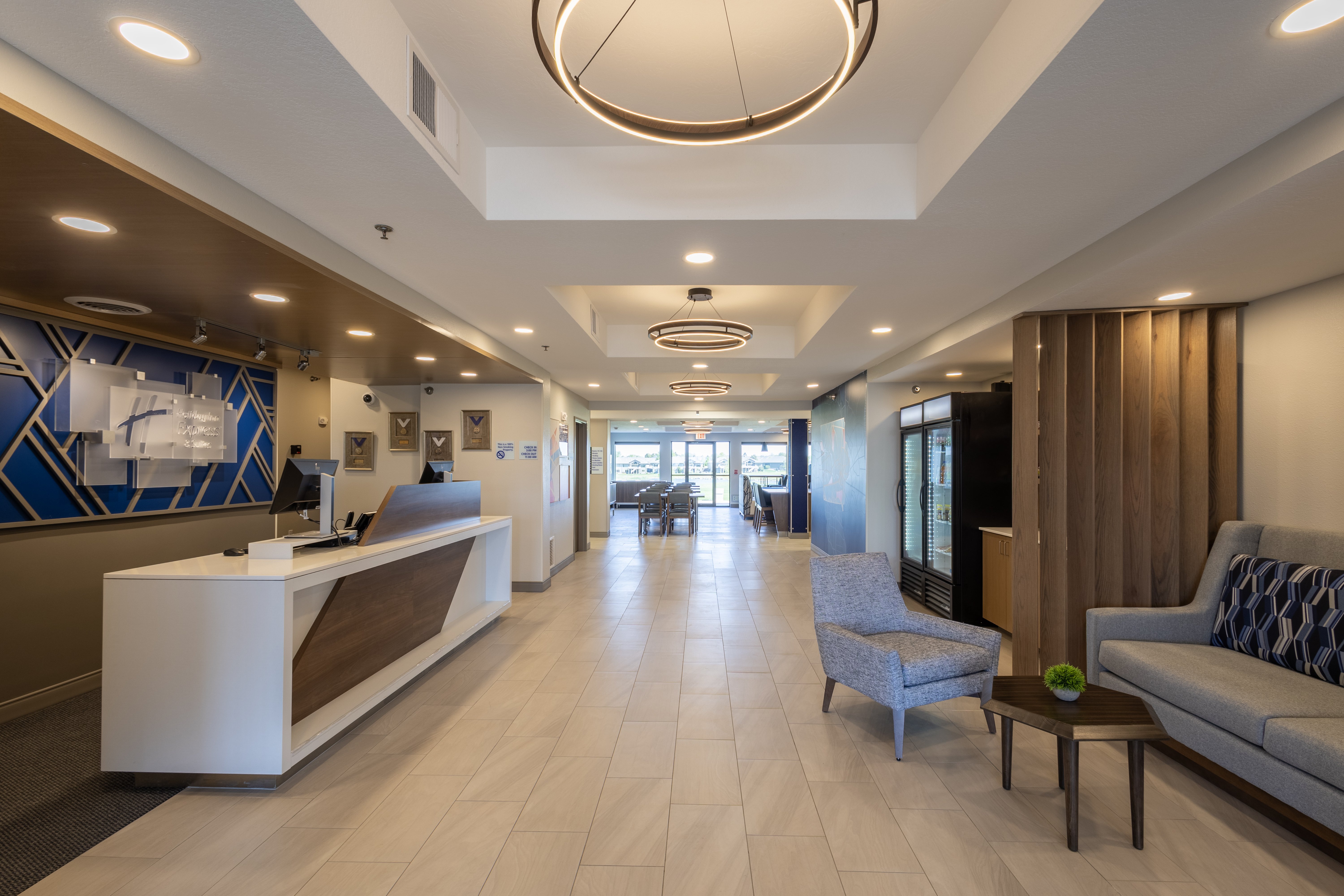 Holiday Inn Express Suites Sioux Center 12/68