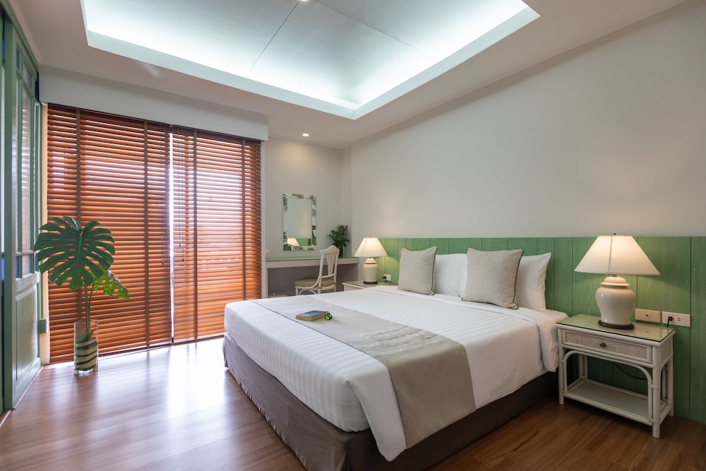 1 BEDROOM, SUITE