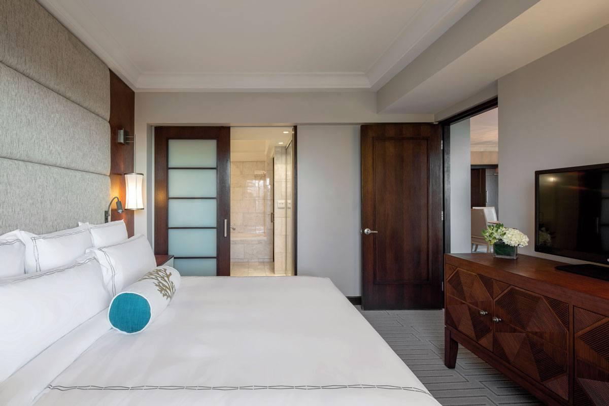 1 Bedroom, Commodore, Suite, City View, Sofa