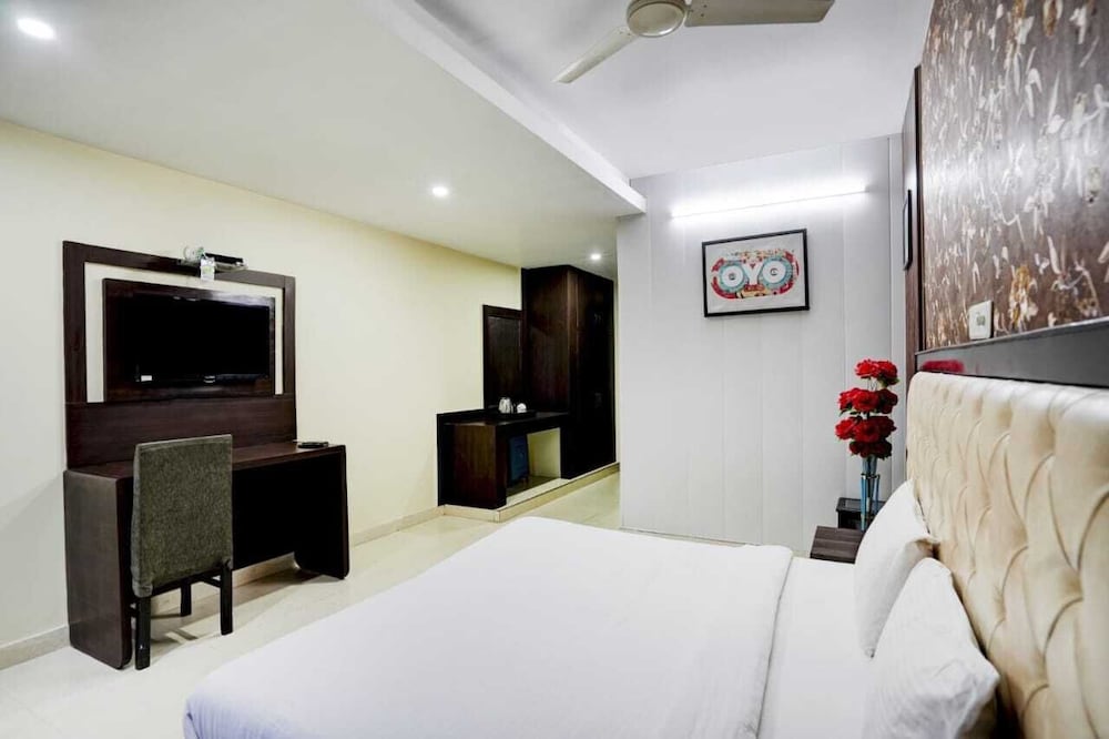 DELUXE, DOUBLE OR TWIN BED