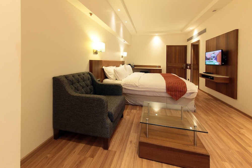 HOTEL EMERALD PARK-SHARANPUR 16/36