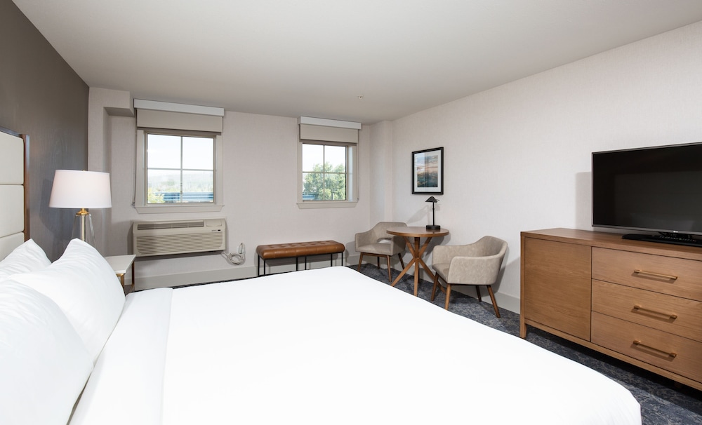 Pomeroy Hotel Fort McMurray 7/50