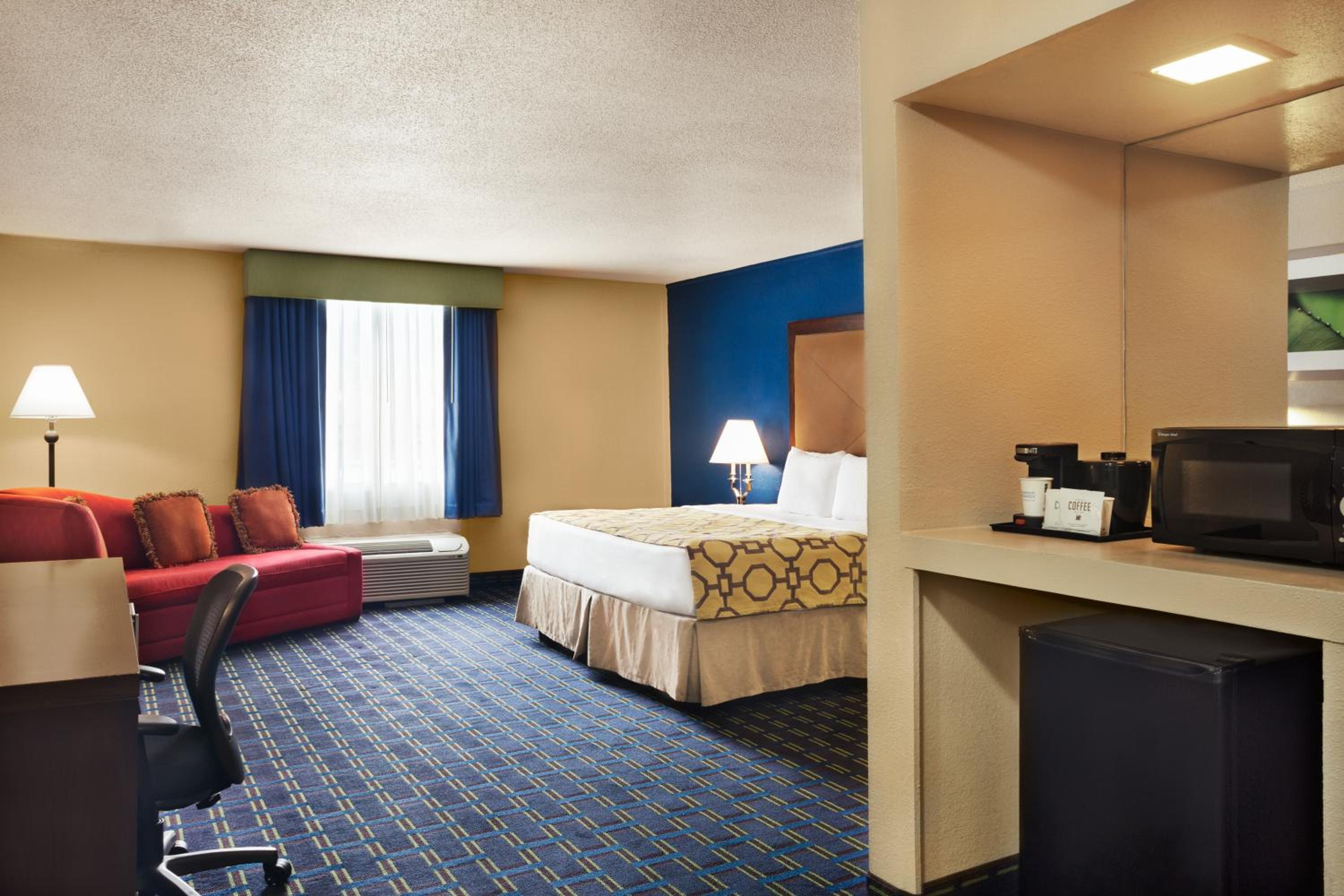 SUITE, KING BED, JETTED TUB