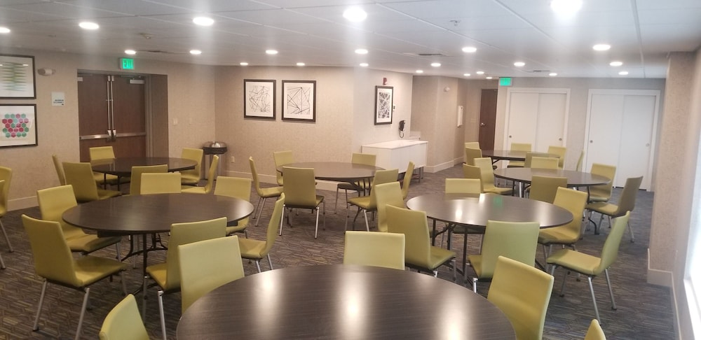 Holiday Inn Express Hotel Suites Seattle Sea Tac Airport 30/44