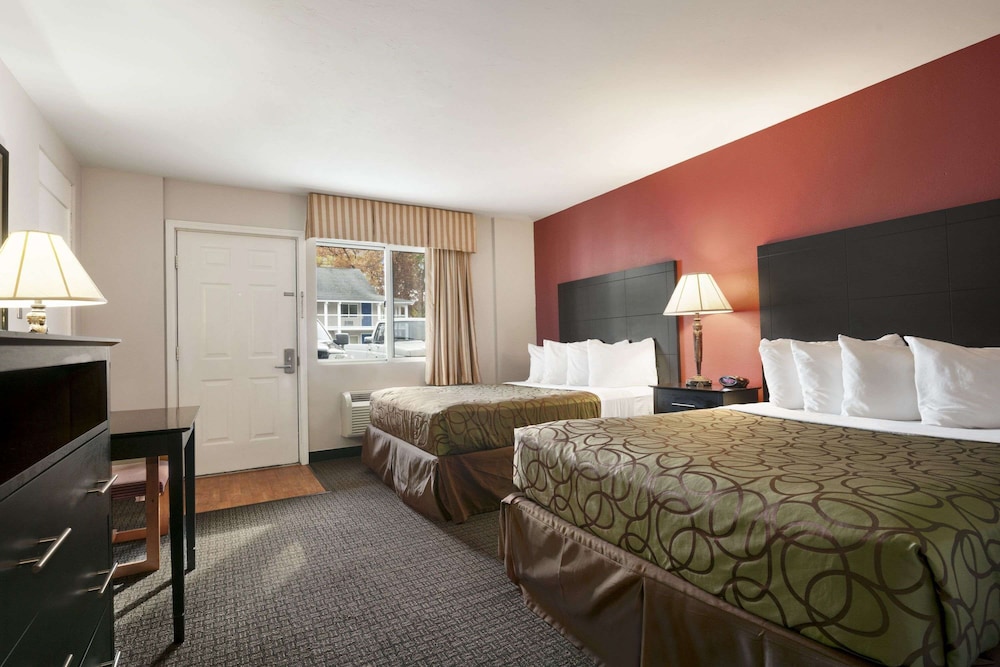 Travelodge by Wyndham Traverse City MI 13/27