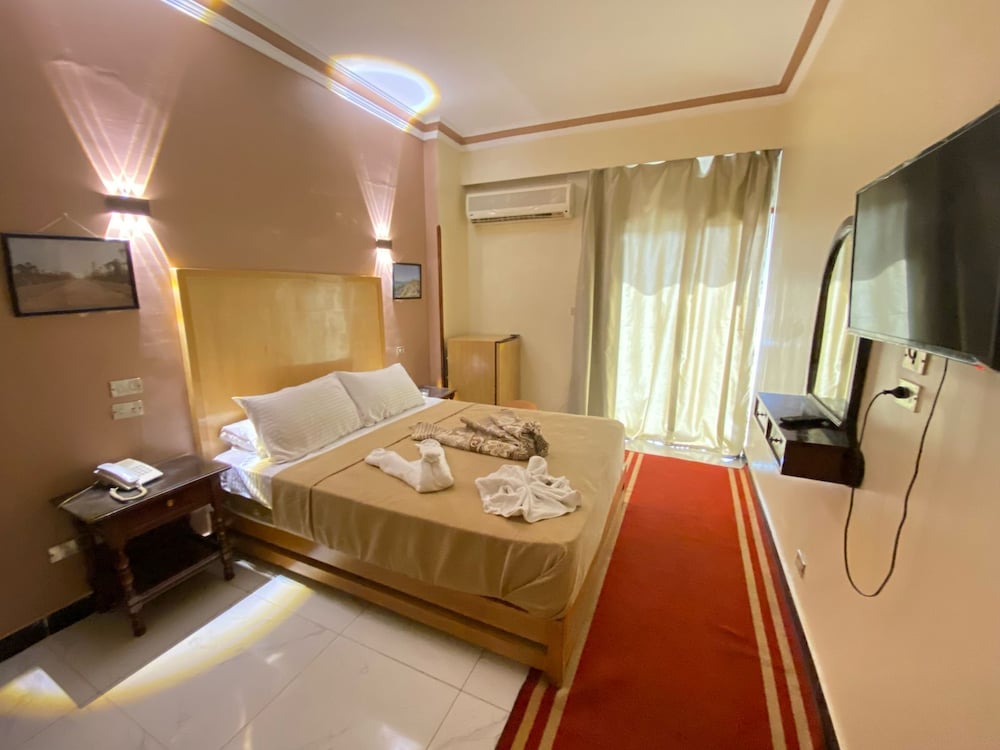 غرفة كومفورت بسرير مزدوج بإطلالة على المسبح بشرفة، Shady Hotel 10/10
