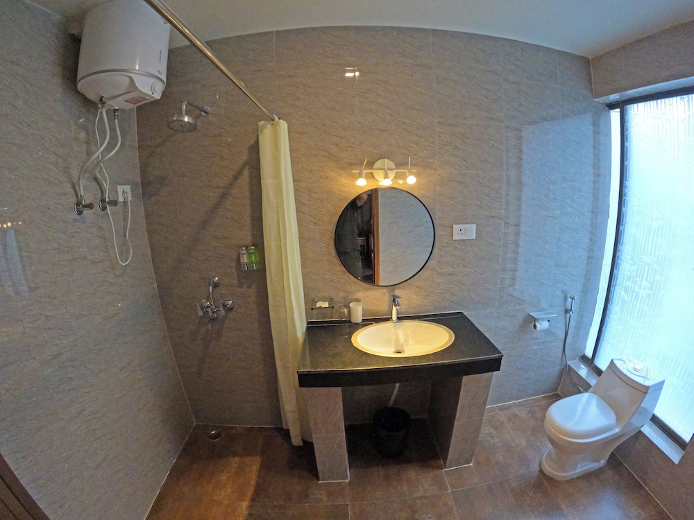 Khamsum Inn 47/47