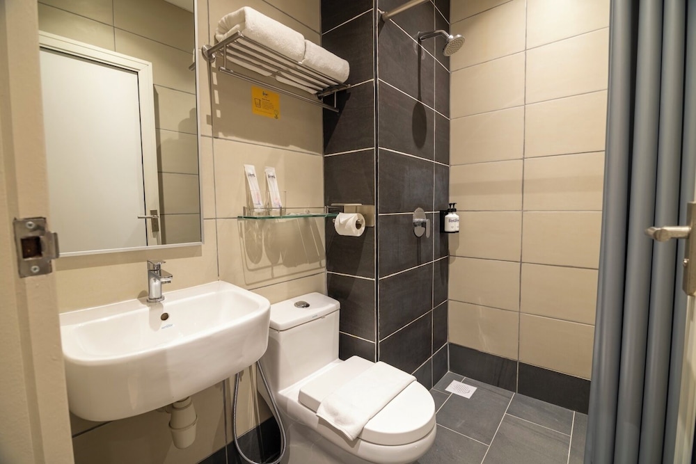Fives Hotel Meldrum 55/56