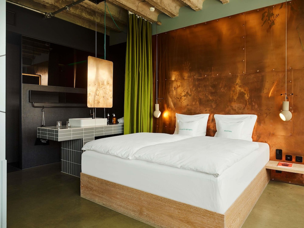 Large Urban, King Bed