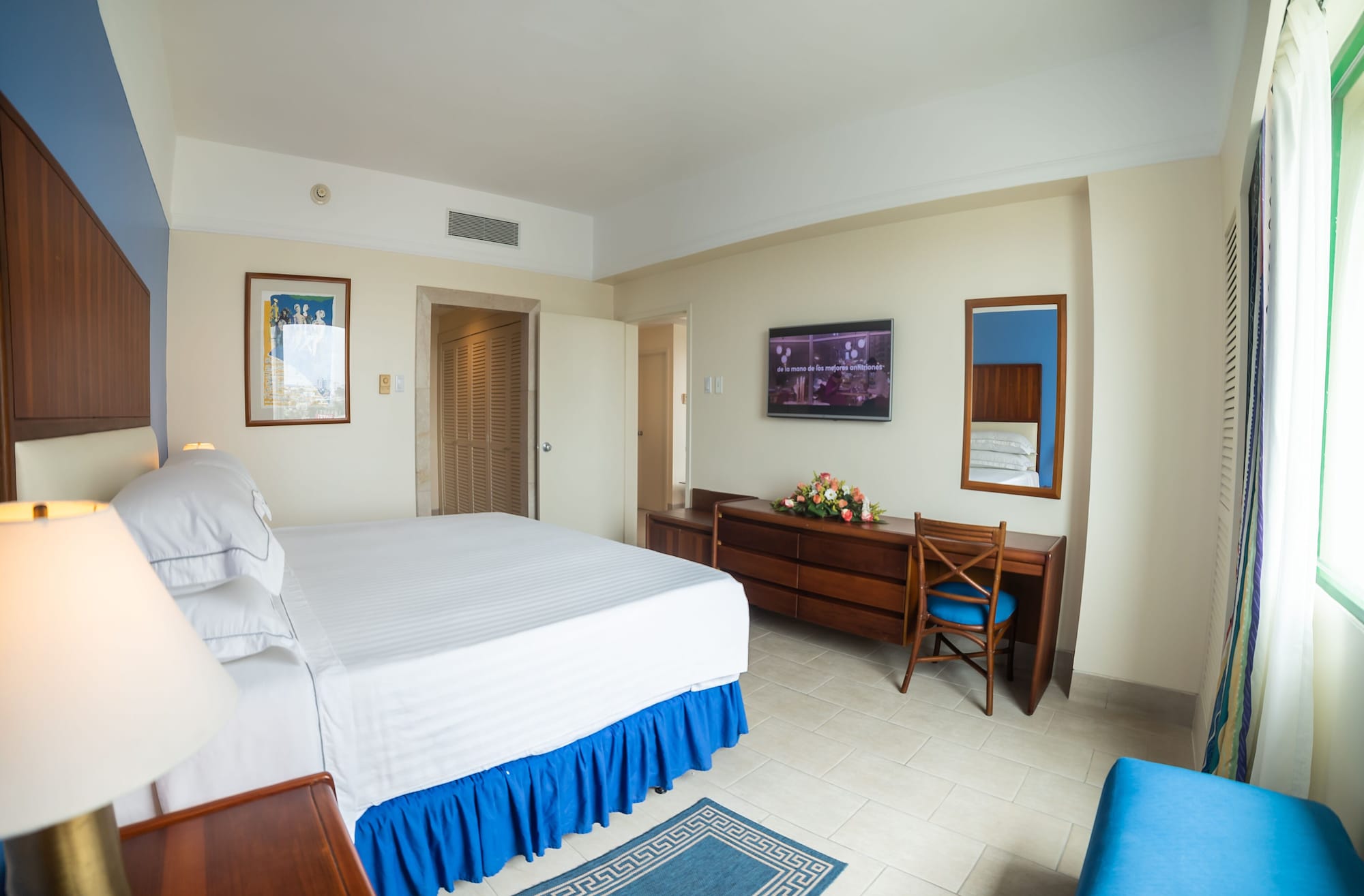 Suite, King Bed, City View