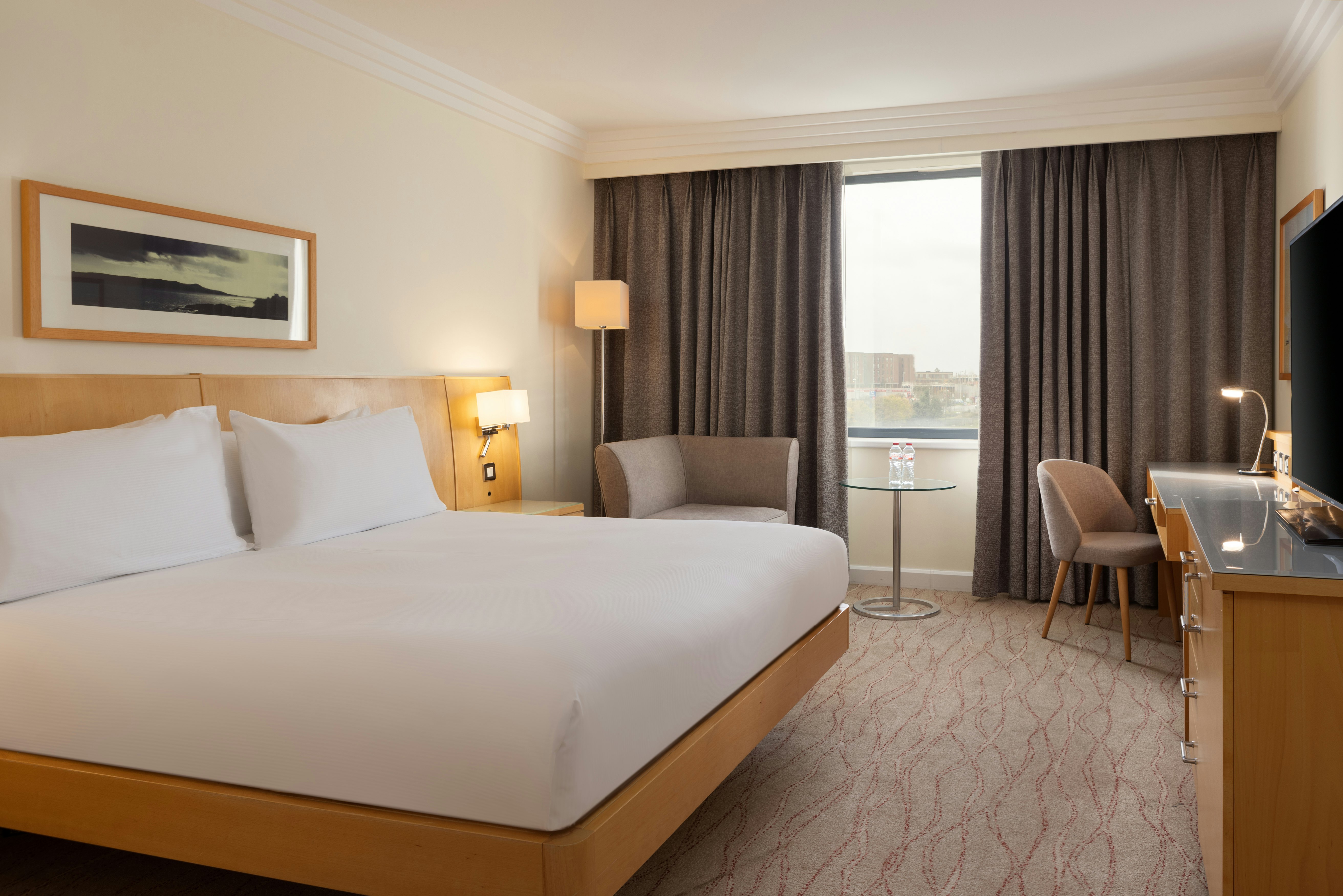 DELUXE, KING BED