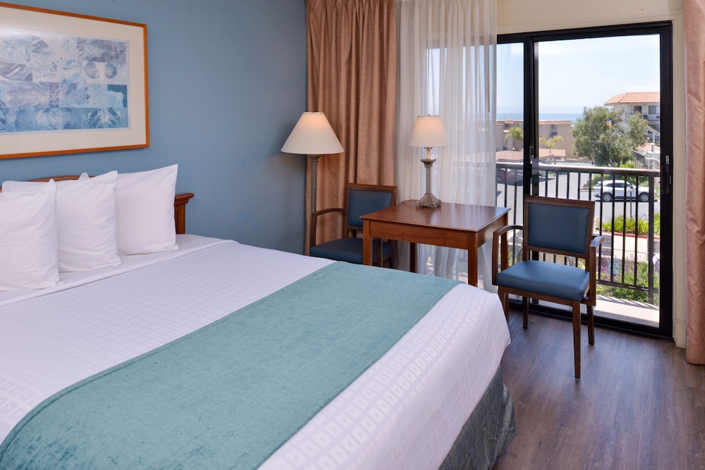 Room, 2 Queen Beds, Partial View, Balcony