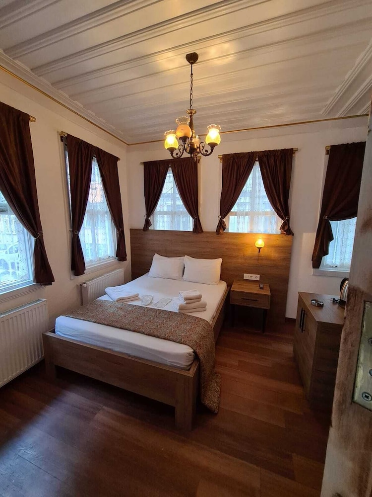 W. House Kadikoy 26/60