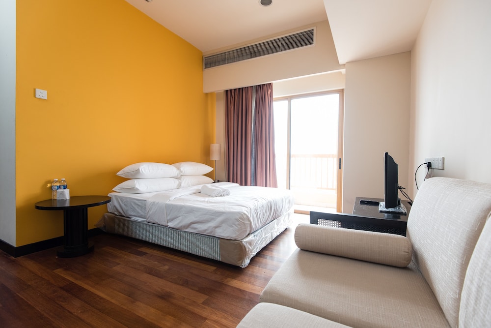 W Studio Resort Suites At Pyramid Tower 7/37
