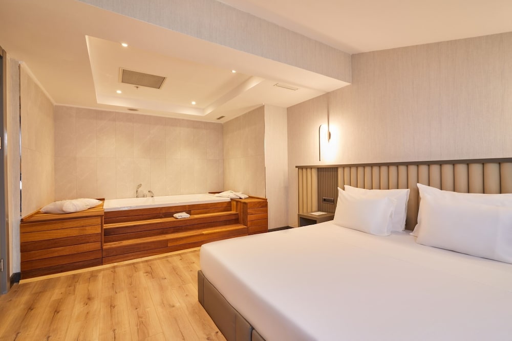 SUITE, ATTIC