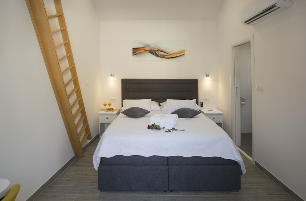 Deluxe, Queen Bed, Shared Terrace، Central Old Town Rooms 4/10