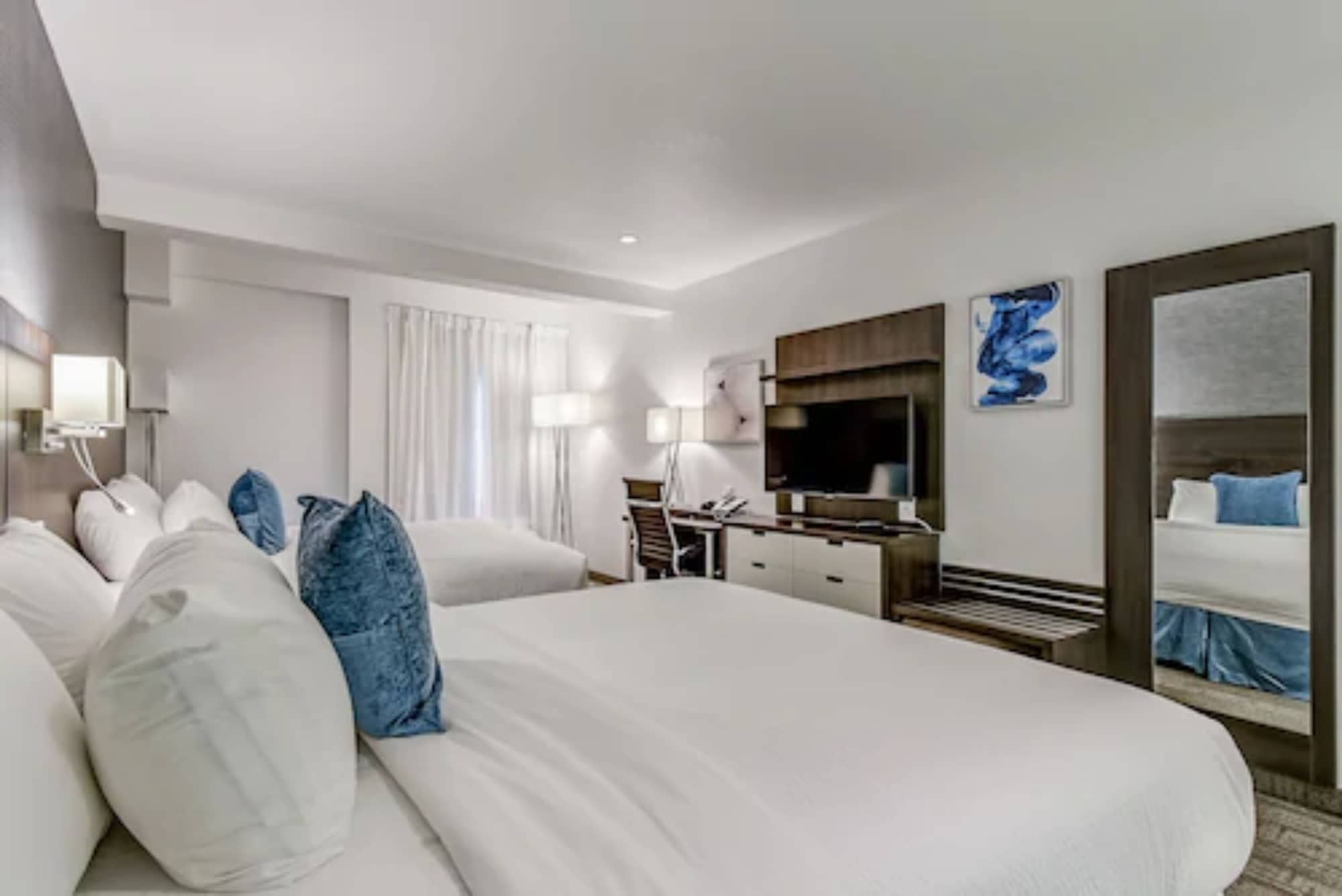 studio, 2 queen beds