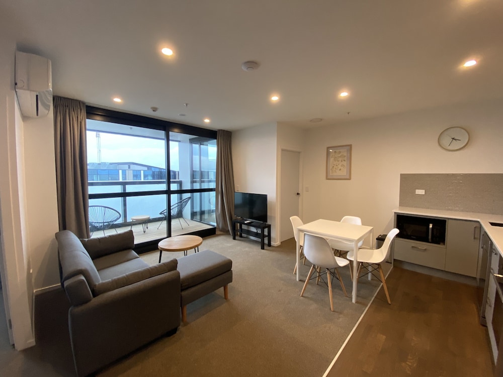 Ramada Suites By Wyndham Victoria Street West 35/57