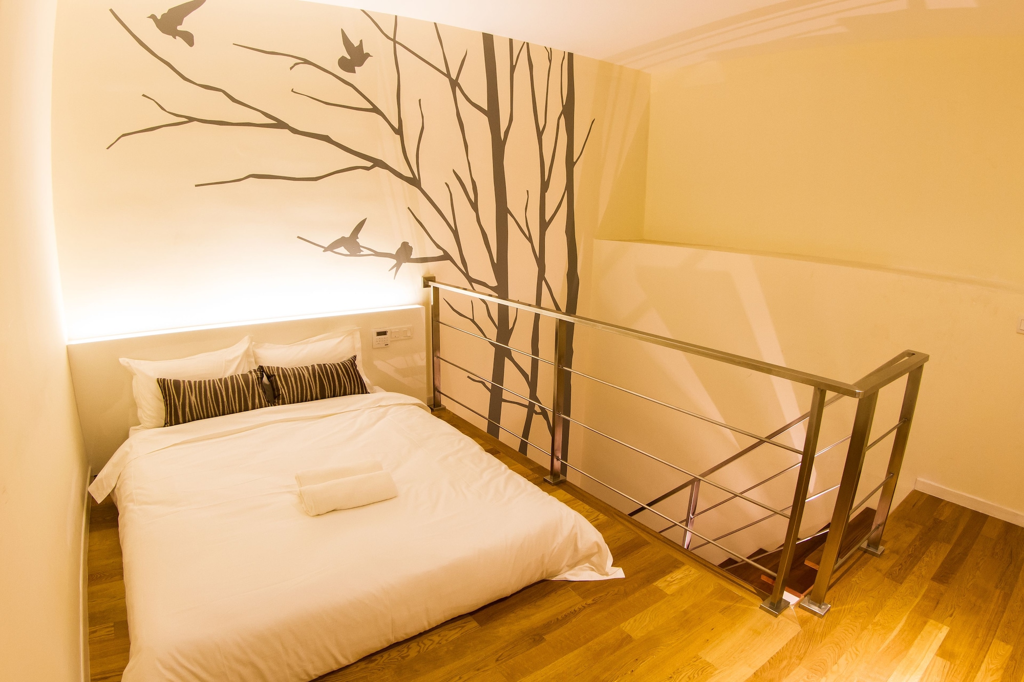 MEZZANINE, DELUXE, SUITE, QUEEN BED